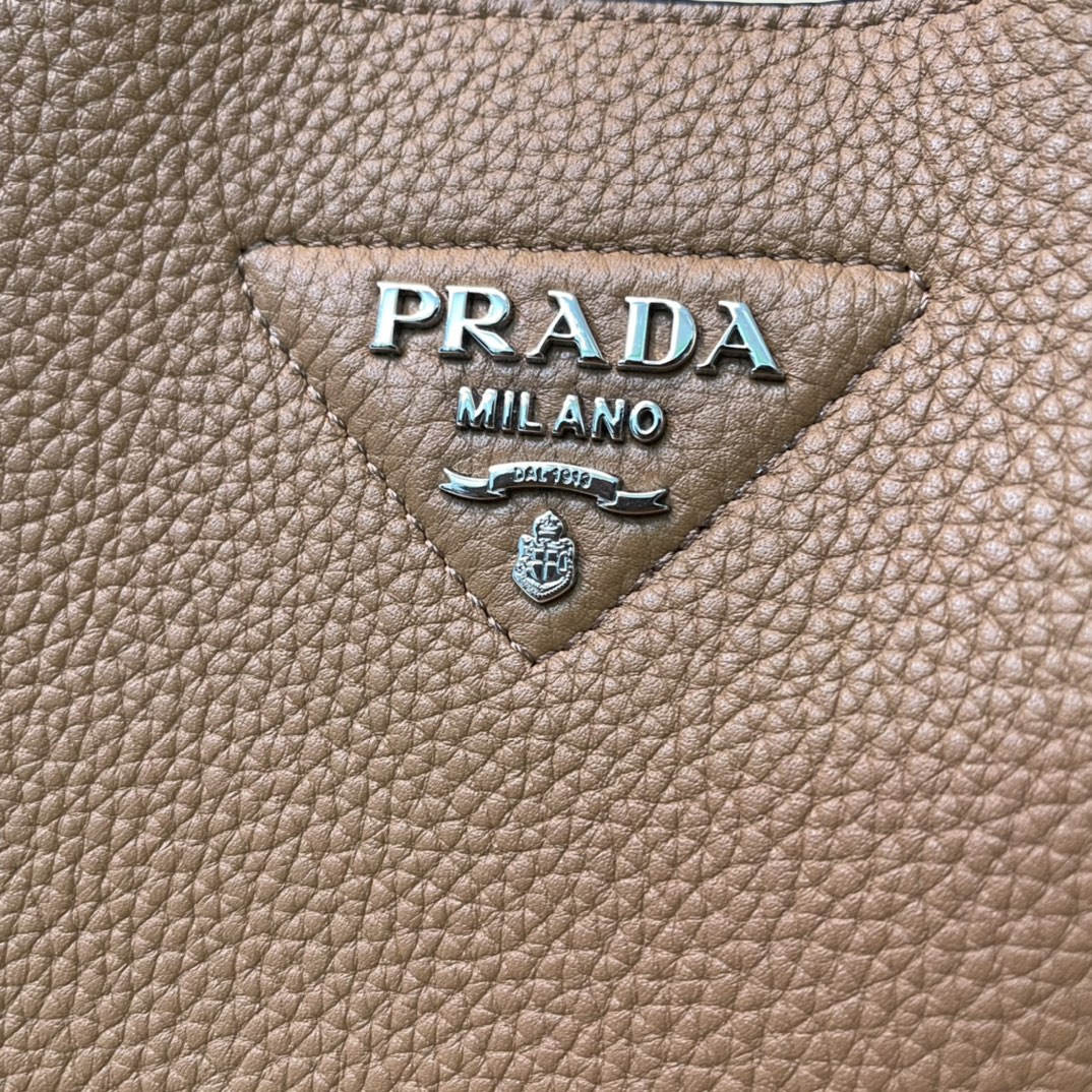 Pra*a medium leather tote