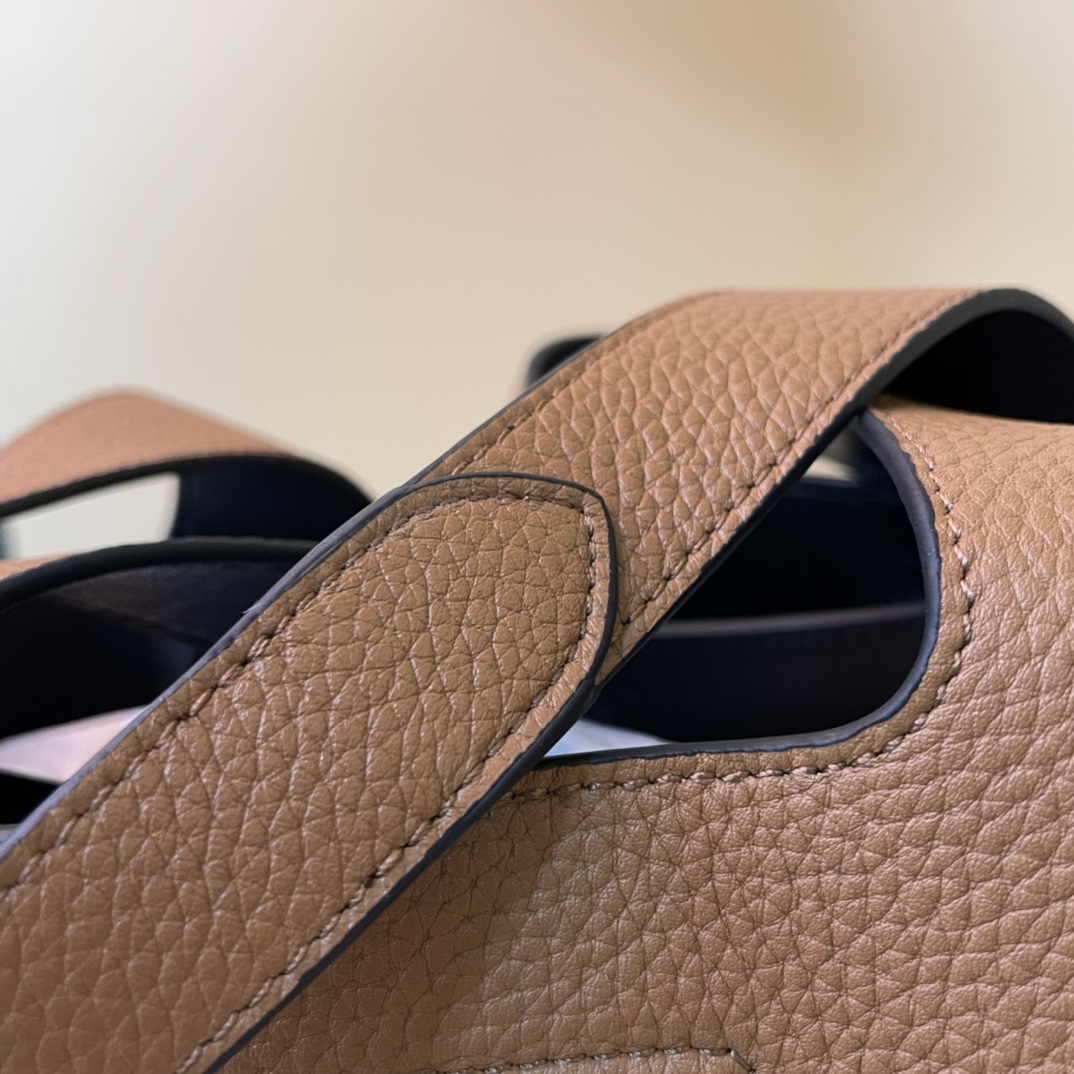 Pra*a medium leather tote