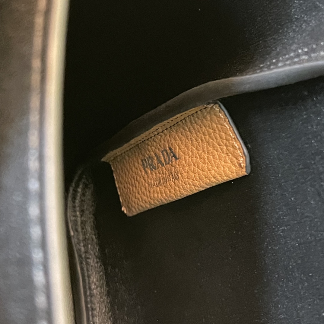 Pra*a medium leather tote