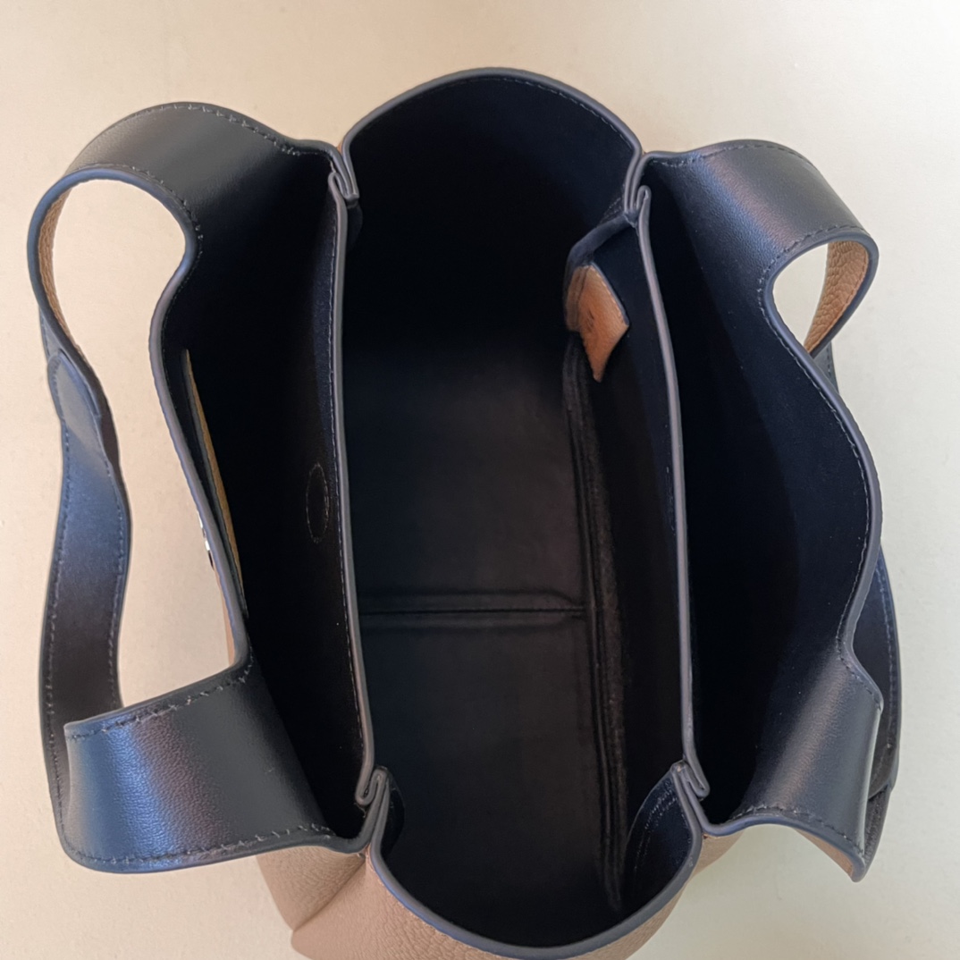 Pra*a medium leather tote