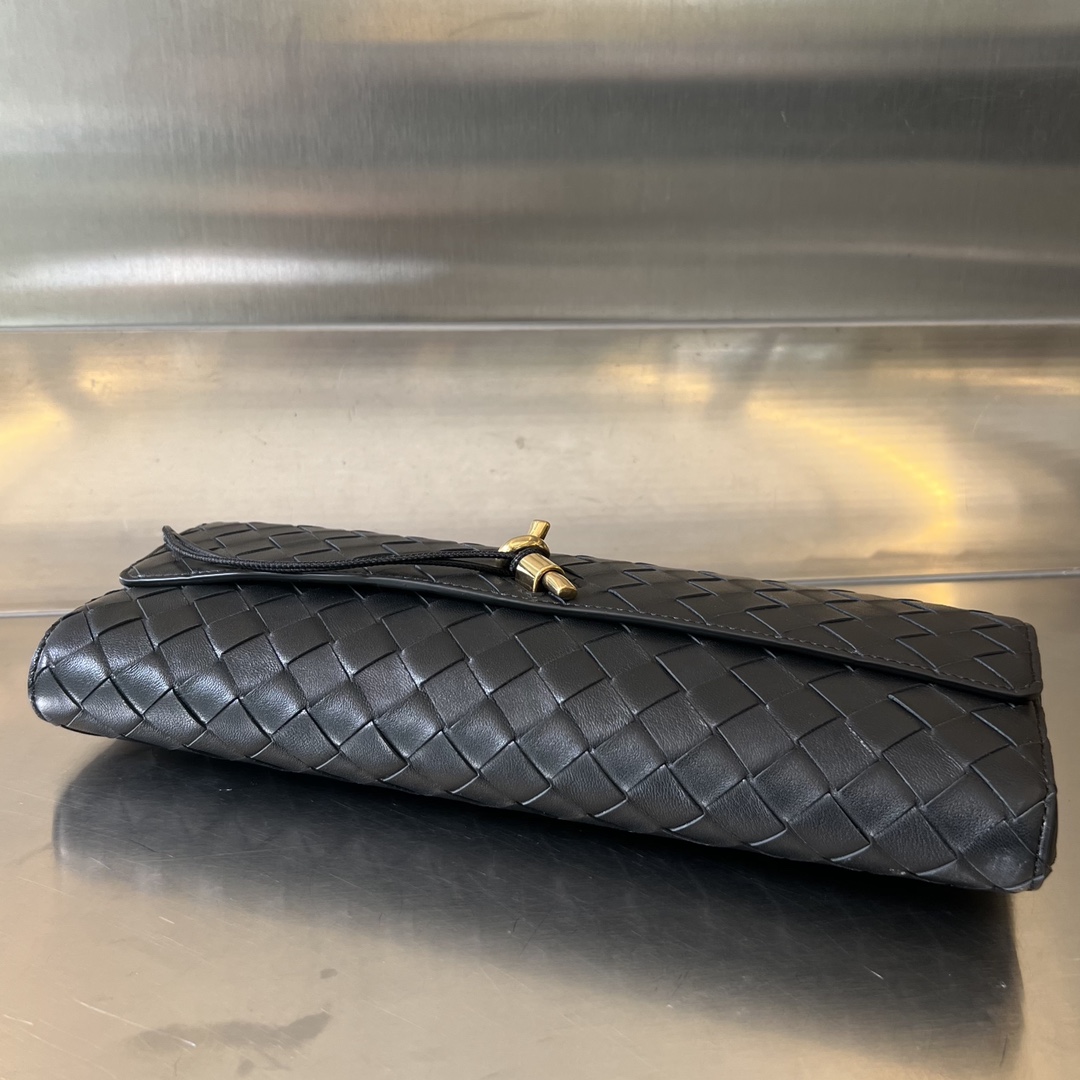 bo*te*ga Ve*ne*ta long clutch andiamo with handle
