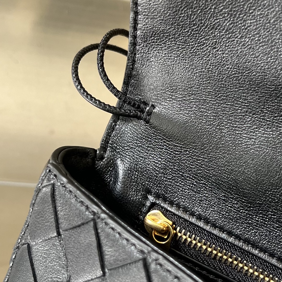 bo*te*ga Ve*ne*ta long clutch andiamo with handle