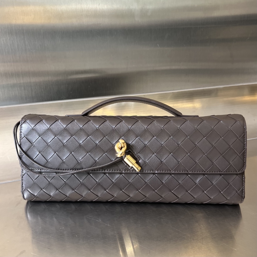 bo*te*ga Ve*ne*ta clutch andiamo with handle