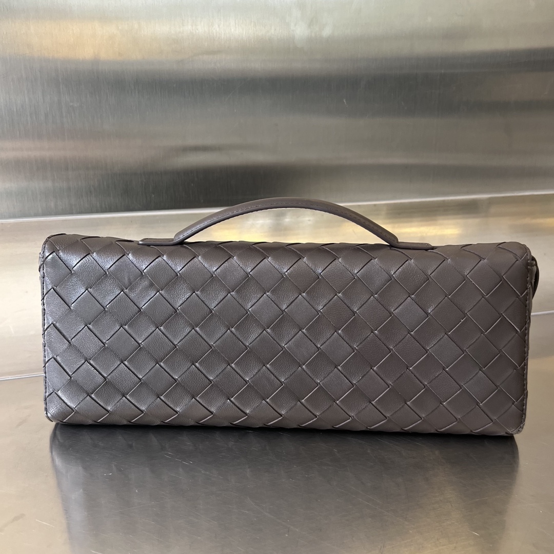 bo*te*ga Ve*ne*ta clutch andiamo with handle