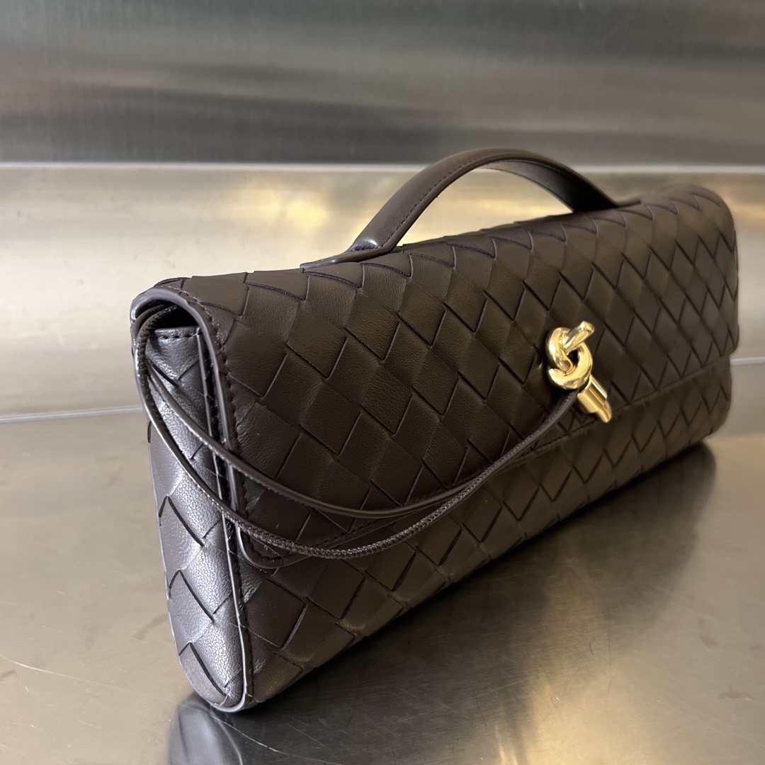 bo*te*ga Ve*ne*ta clutch andiamo with handle