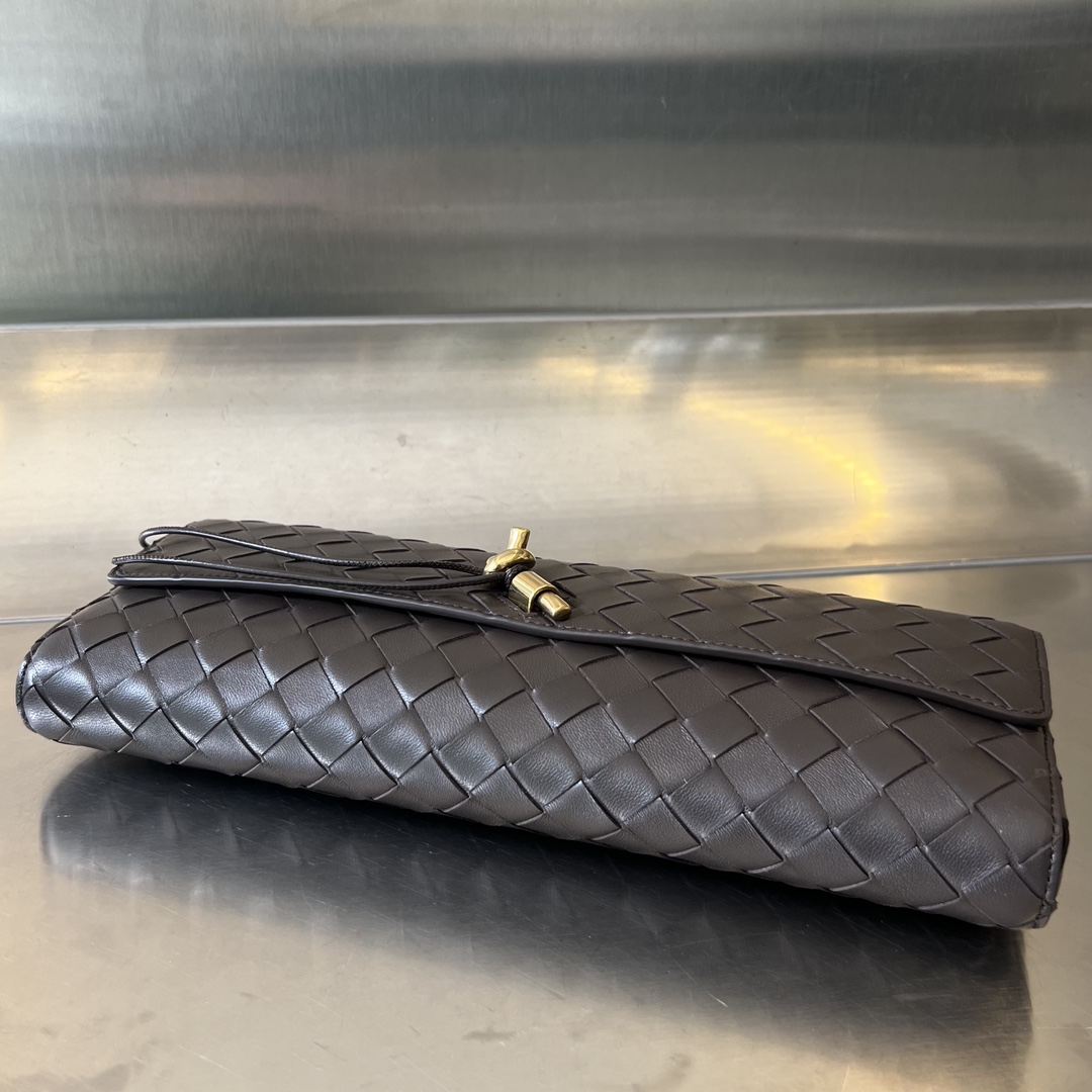 bo*te*ga Ve*ne*ta clutch andiamo with handle