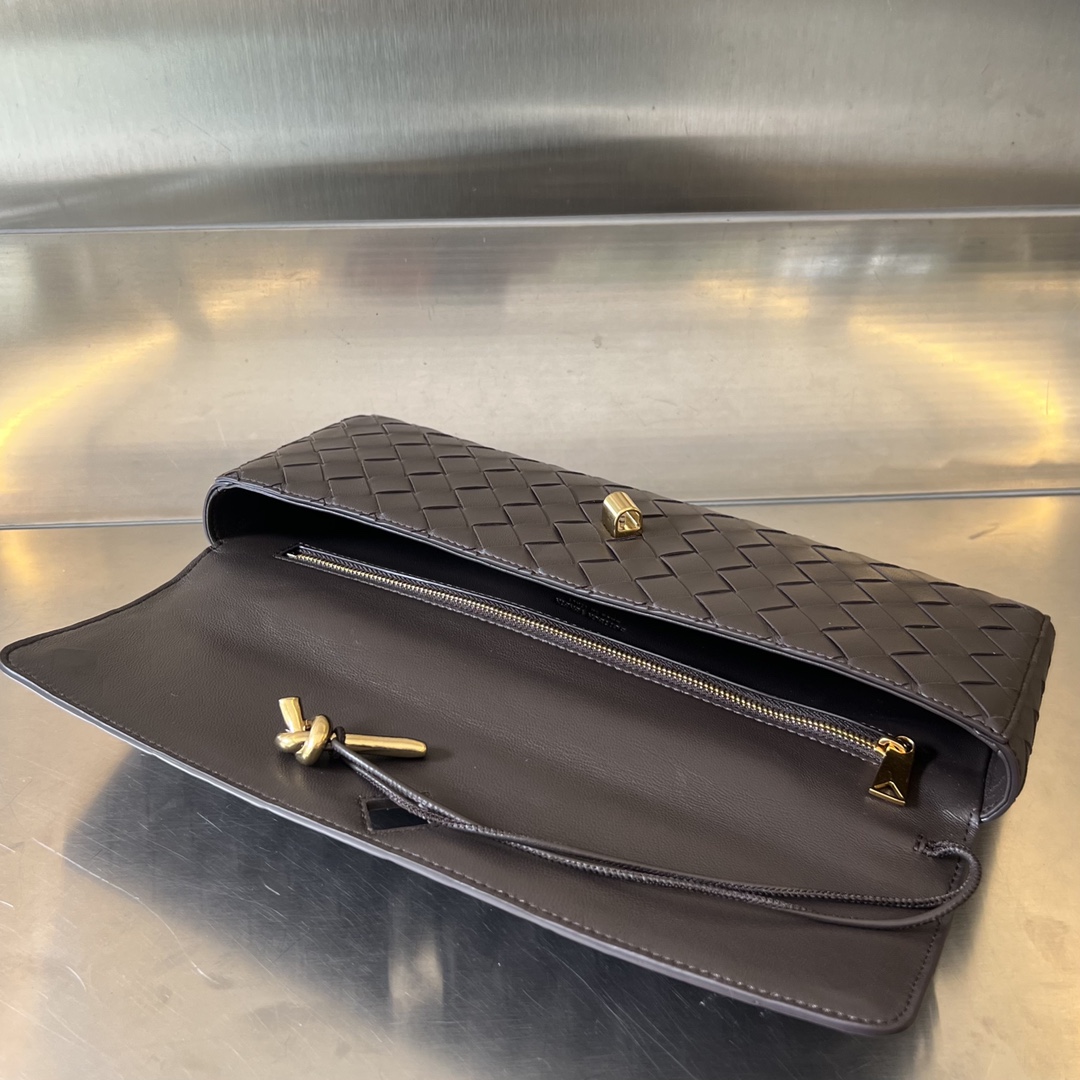 bo*te*ga Ve*ne*ta clutch andiamo with handle