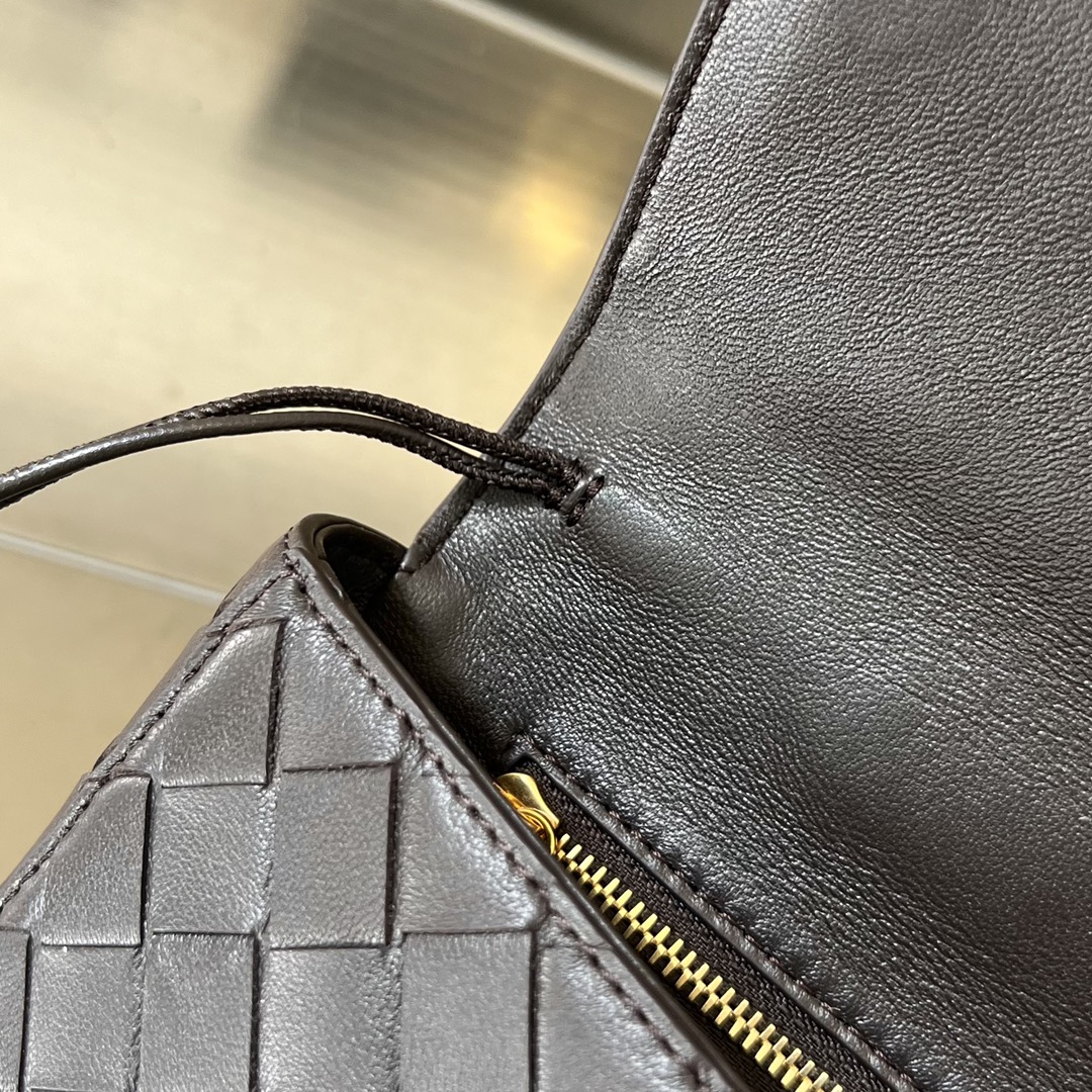 bo*te*ga Ve*ne*ta clutch andiamo with handle