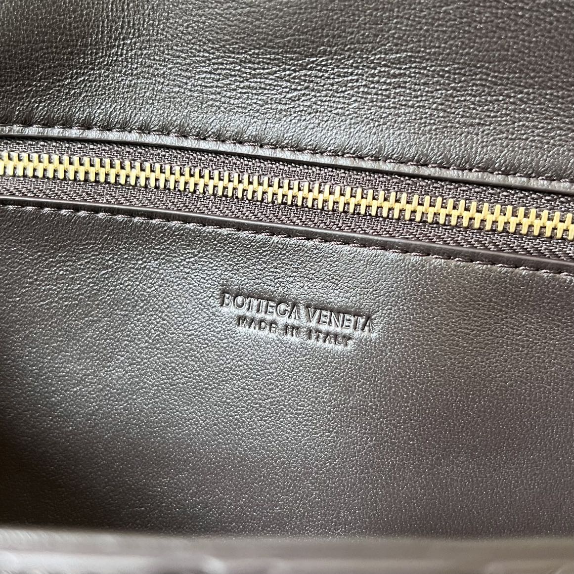 bo*te*ga Ve*ne*ta clutch andiamo with handle