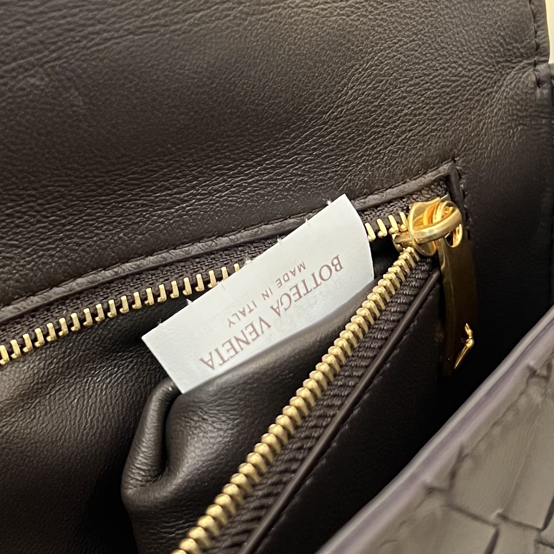 bo*te*ga Ve*ne*ta clutch andiamo with handle