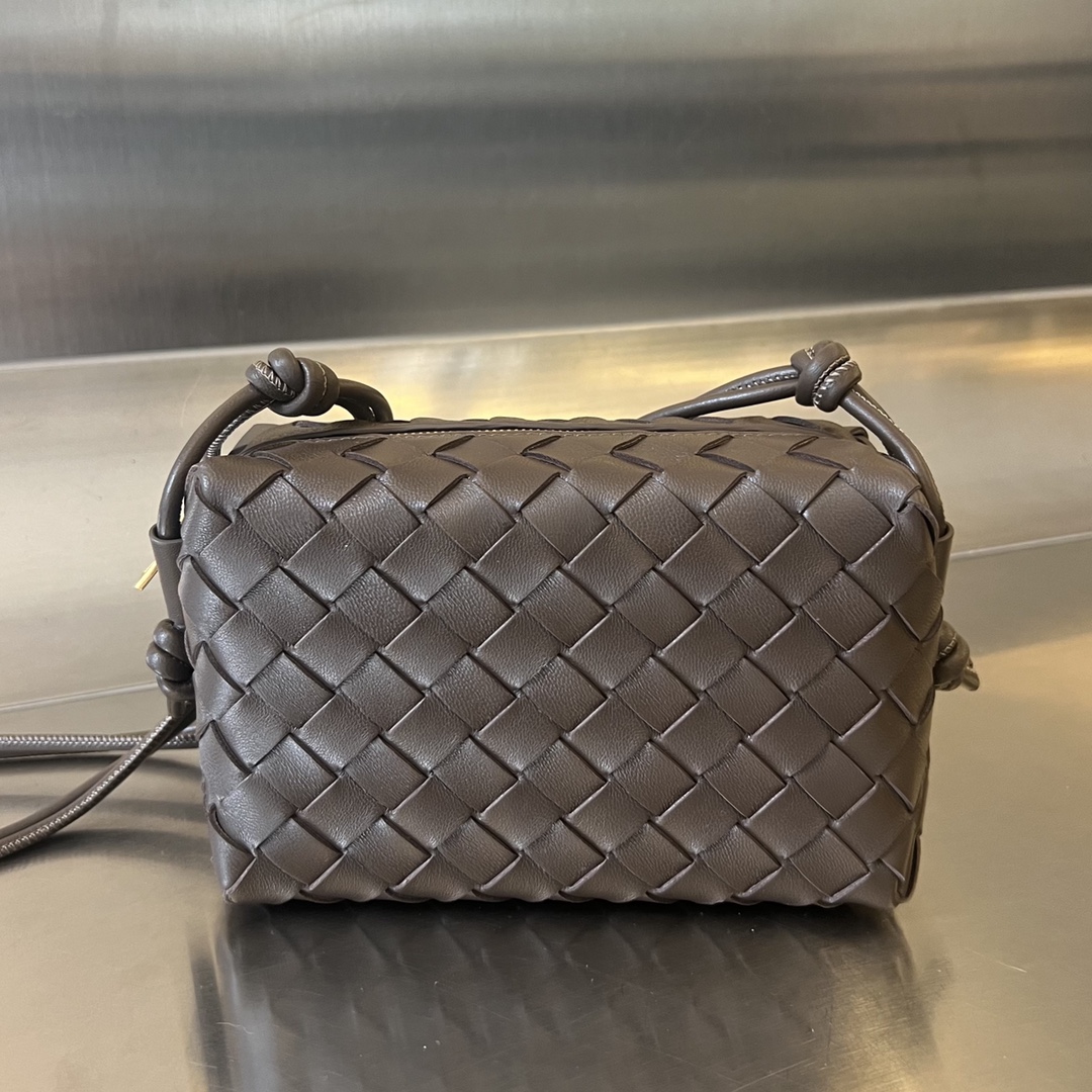 bo*te*ga Ve*ne*ta mini loop camera bag