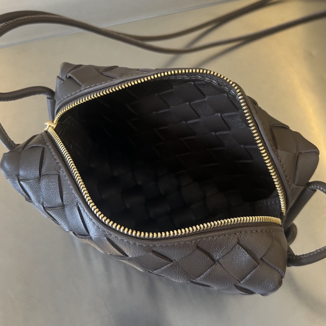 bo*te*ga Ve*ne*ta mini loop camera bag