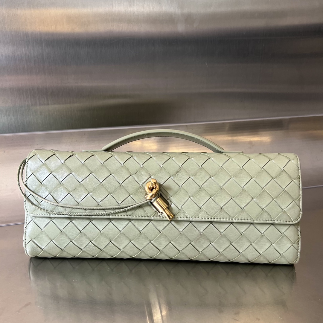 bo*te*ga Ve*ne*ta long clutch andiamo with handle