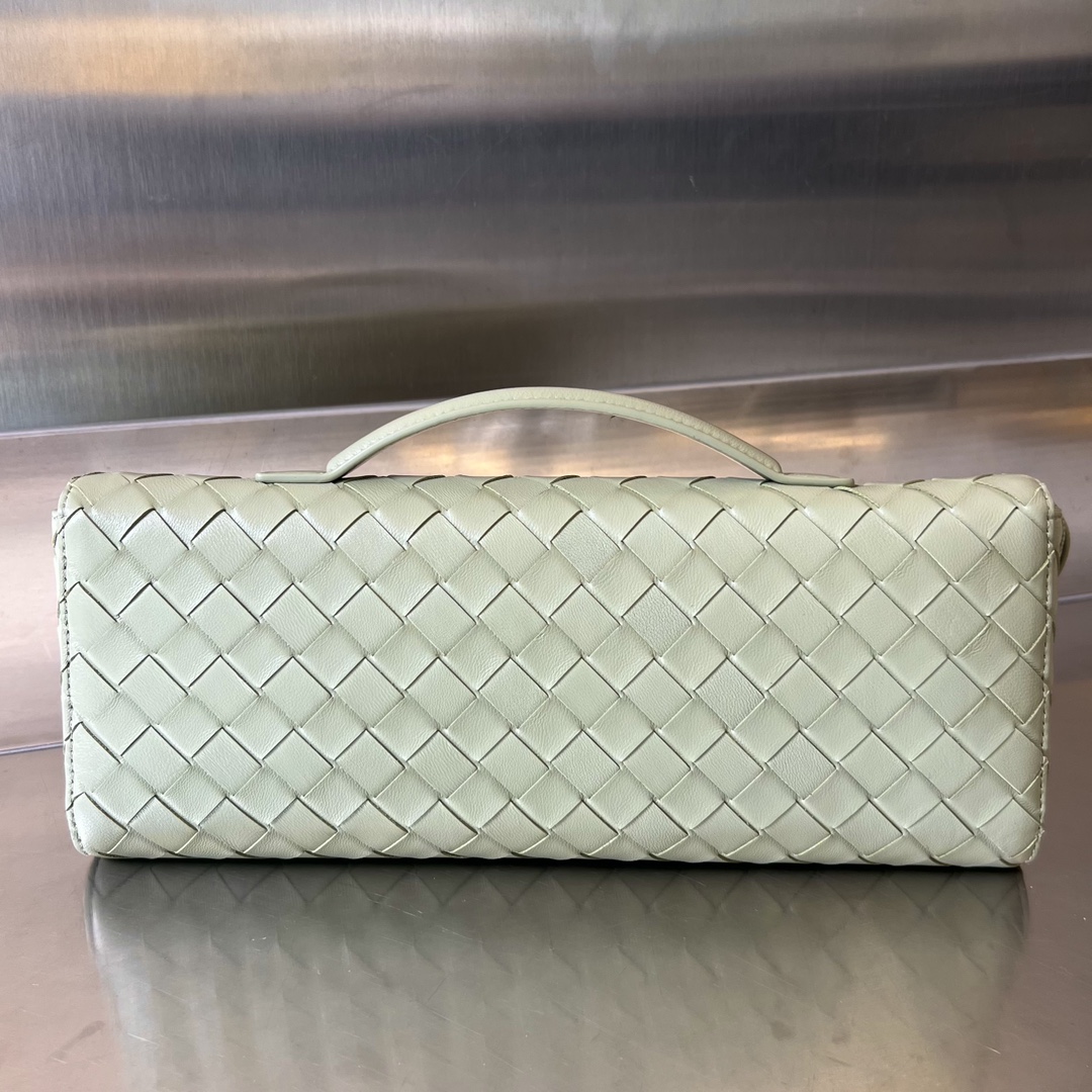 bo*te*ga Ve*ne*ta long clutch andiamo with handle