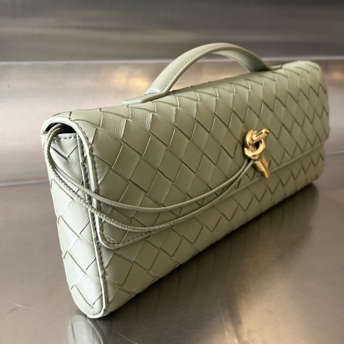 bo*te*ga Ve*ne*ta long clutch andiamo with handle