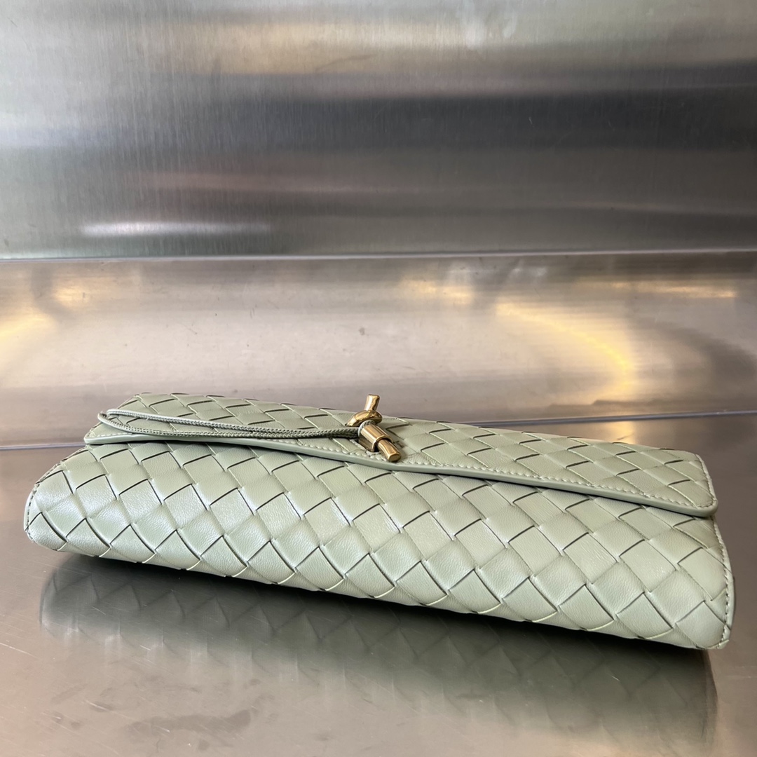 bo*te*ga Ve*ne*ta long clutch andiamo with handle