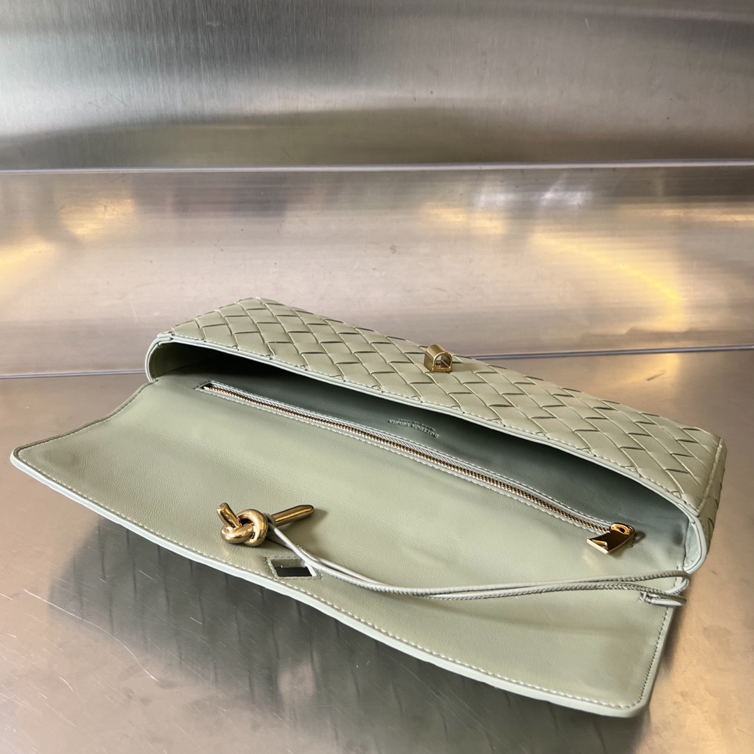 bo*te*ga Ve*ne*ta long clutch andiamo with handle