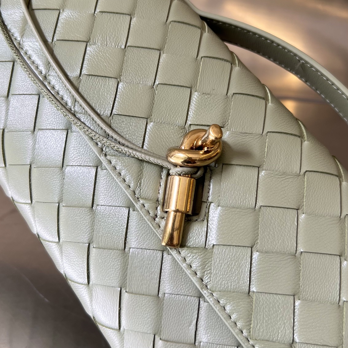 bo*te*ga Ve*ne*ta long clutch andiamo with handle