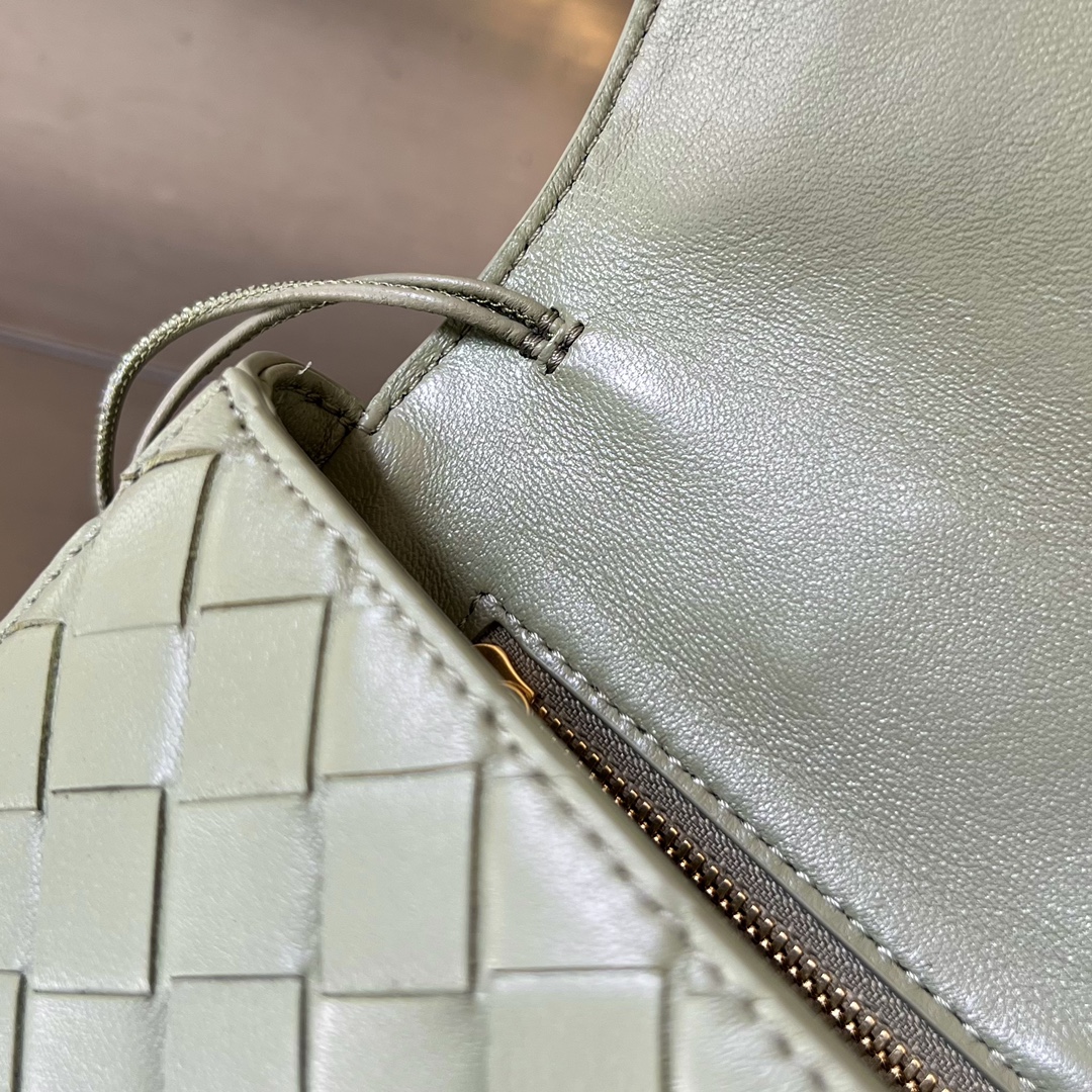 bo*te*ga Ve*ne*ta long clutch andiamo with handle