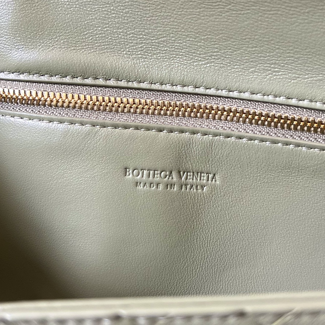 bo*te*ga Ve*ne*ta long clutch andiamo with handle