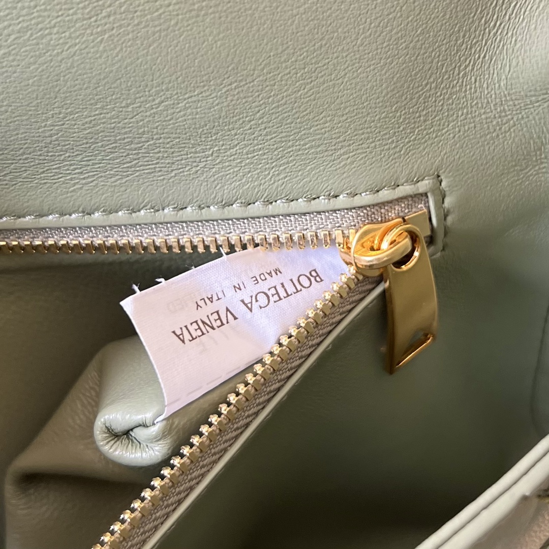bo*te*ga Ve*ne*ta long clutch andiamo with handle