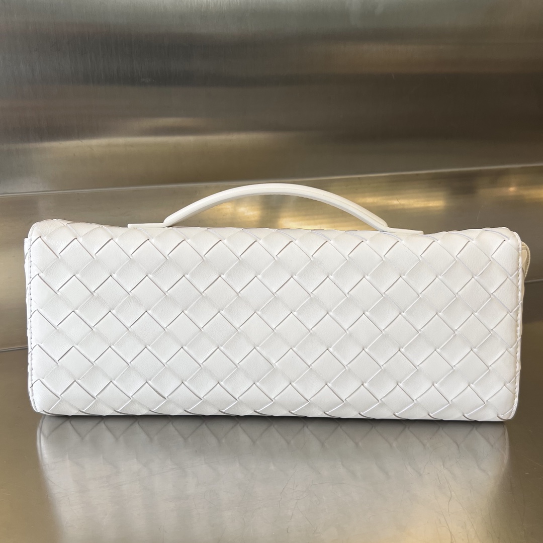 bo*te*ga Ve*ne*ta clutch andiamo with handle