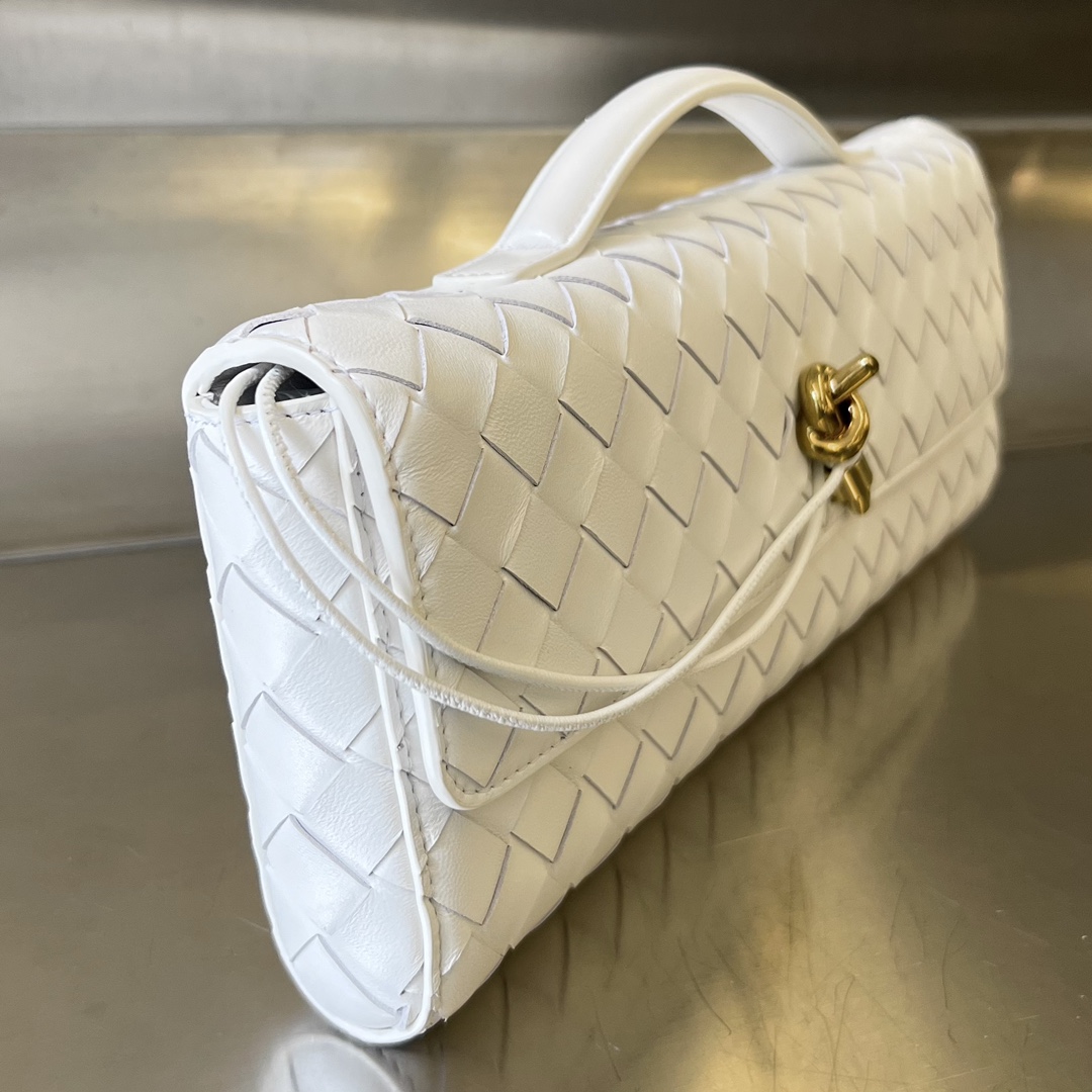 bo*te*ga Ve*ne*ta clutch andiamo with handle