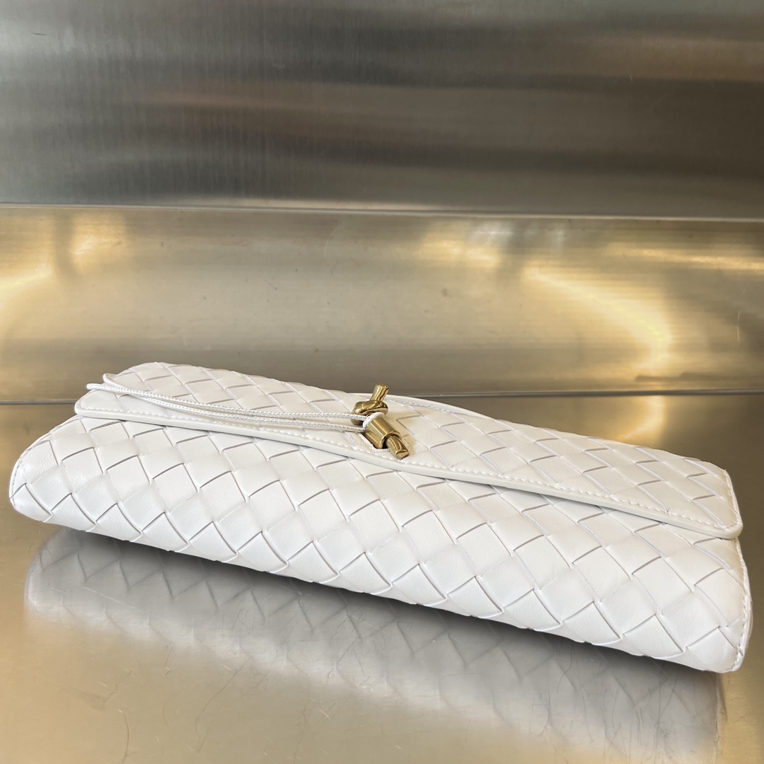 bo*te*ga Ve*ne*ta clutch andiamo with handle
