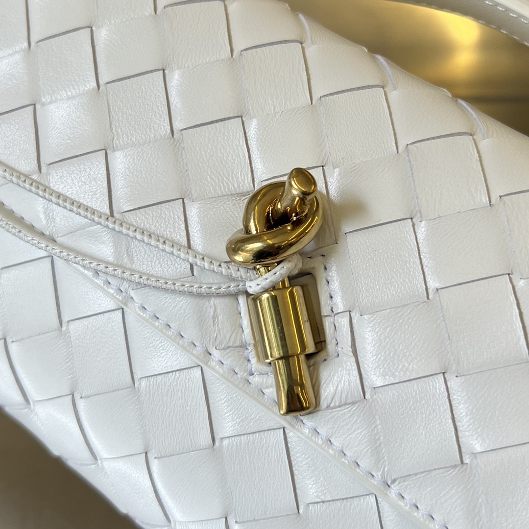 bo*te*ga Ve*ne*ta clutch andiamo with handle