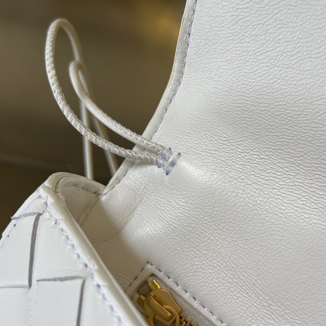 bo*te*ga Ve*ne*ta clutch andiamo with handle