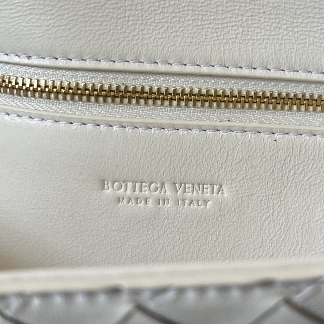 bo*te*ga Ve*ne*ta clutch andiamo with handle