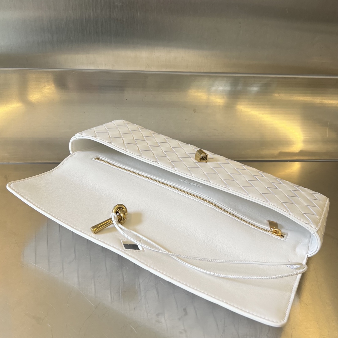bo*te*ga Ve*ne*ta clutch andiamo with handle