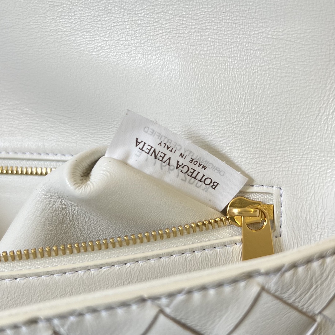 bo*te*ga Ve*ne*ta clutch andiamo with handle