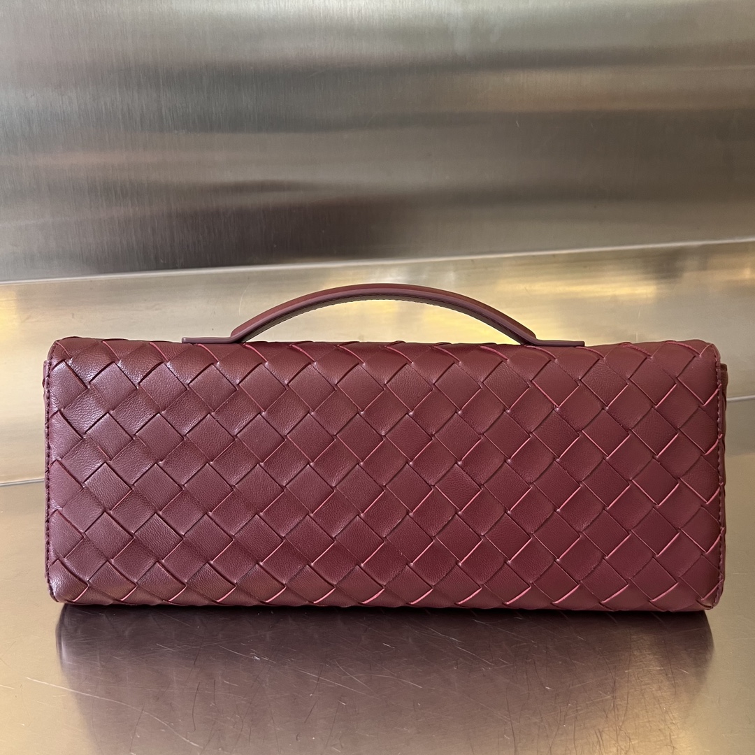 bo*te*ga Ve*ne*ta long clutch andiamo with handle