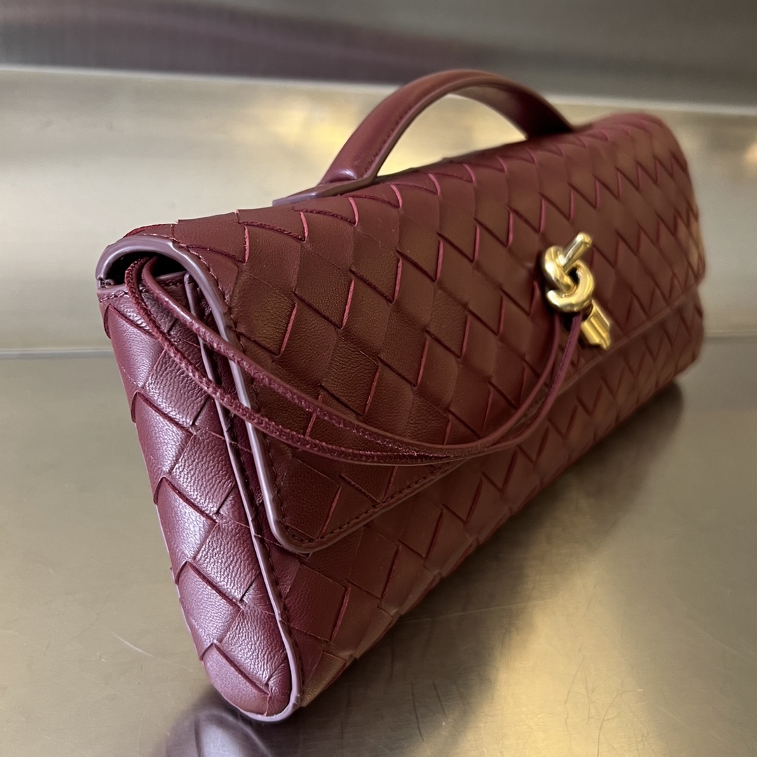 bo*te*ga Ve*ne*ta long clutch andiamo with handle