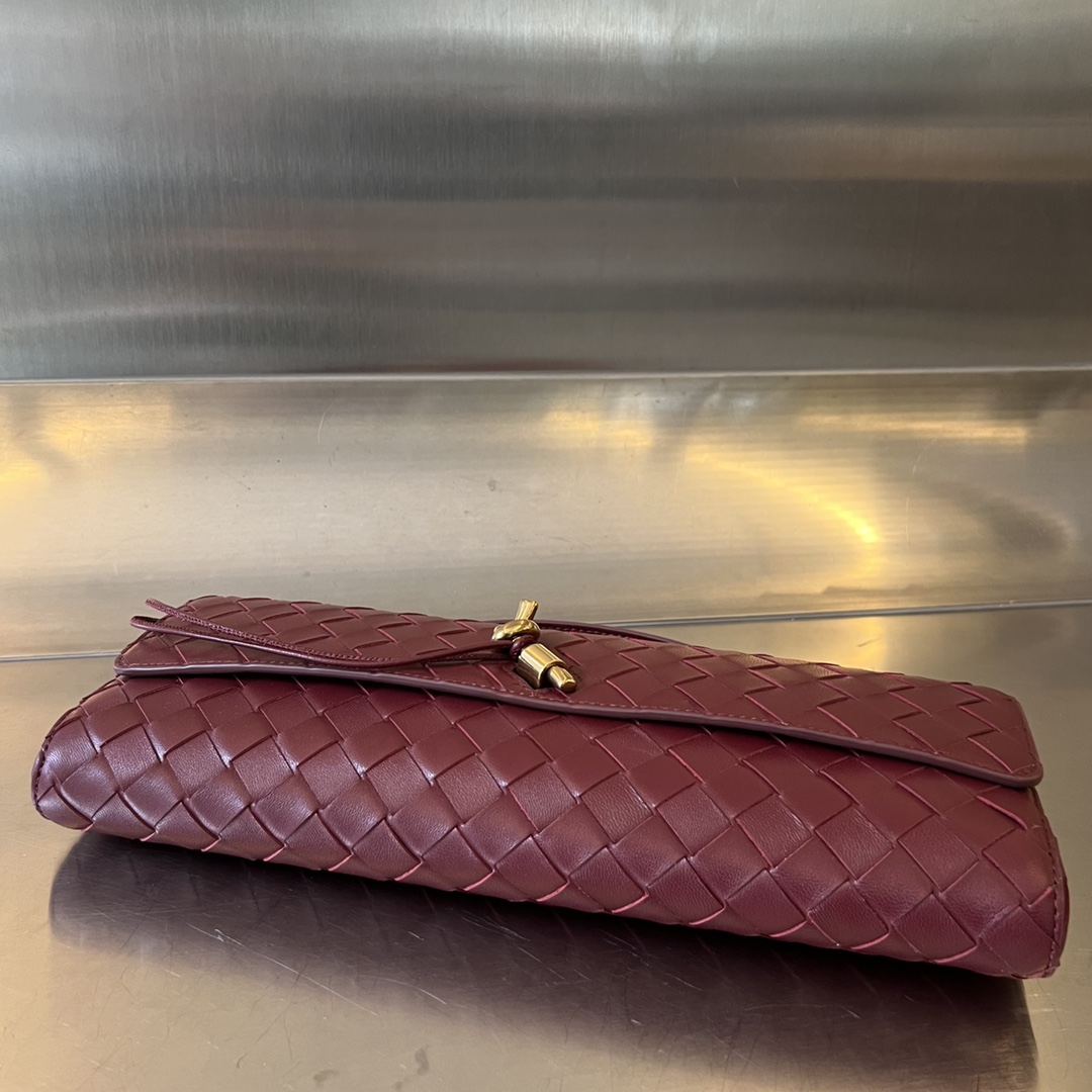 bo*te*ga Ve*ne*ta long clutch andiamo with handle