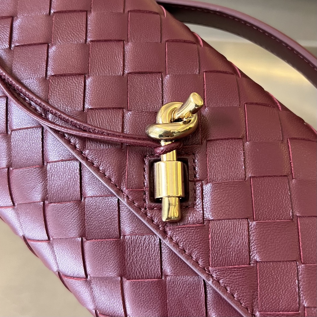 bo*te*ga Ve*ne*ta long clutch andiamo with handle