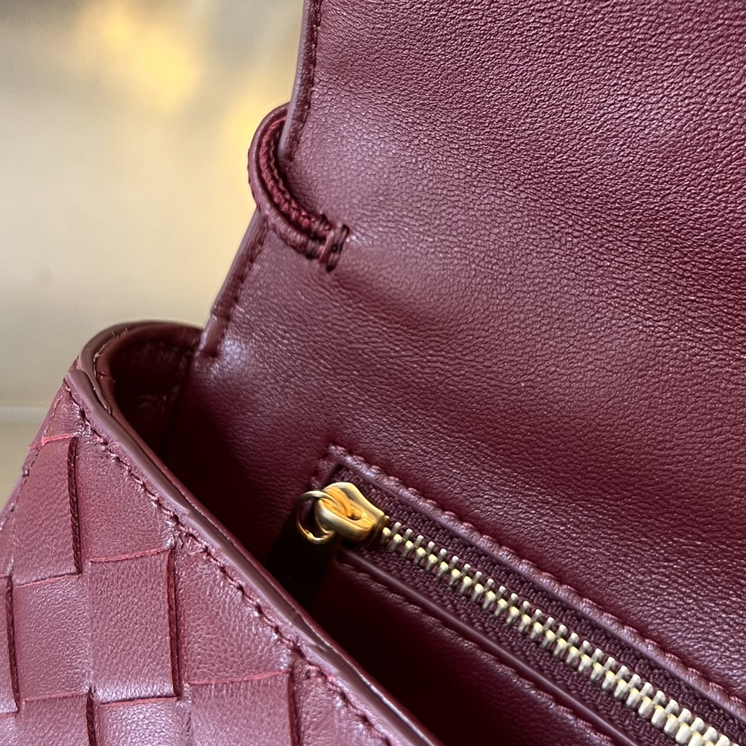 bo*te*ga Ve*ne*ta long clutch andiamo with handle