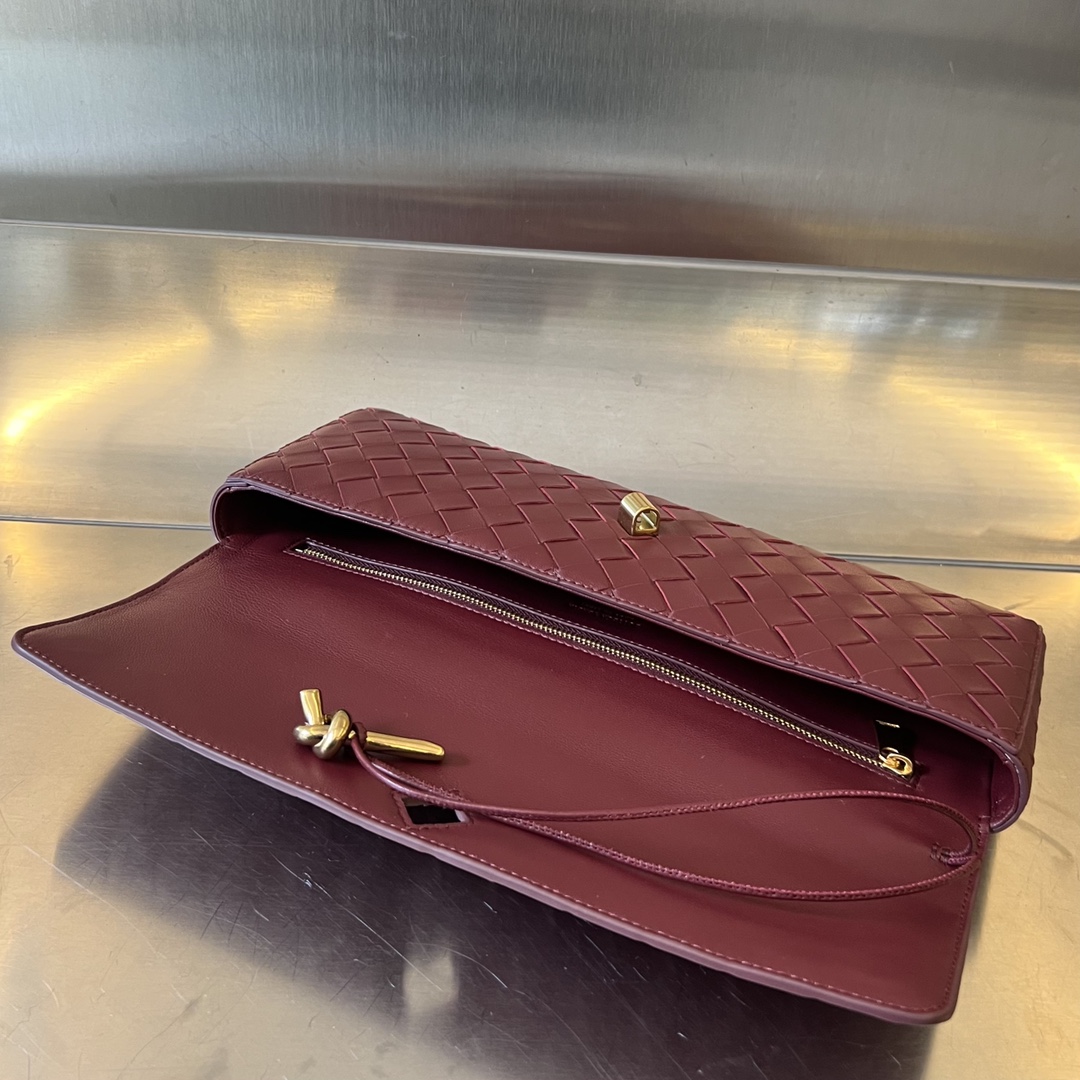 bo*te*ga Ve*ne*ta long clutch andiamo with handle