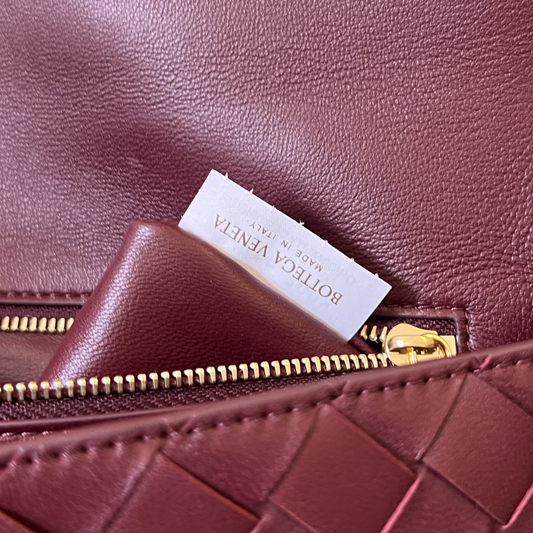 bo*te*ga Ve*ne*ta long clutch andiamo with handle