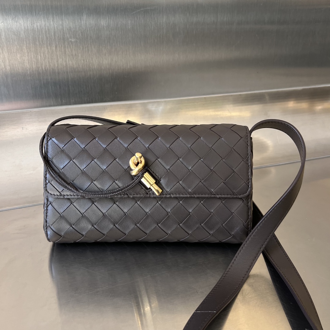 bo*te*ga Ve*ne*ta mini andiamo cross-body bag