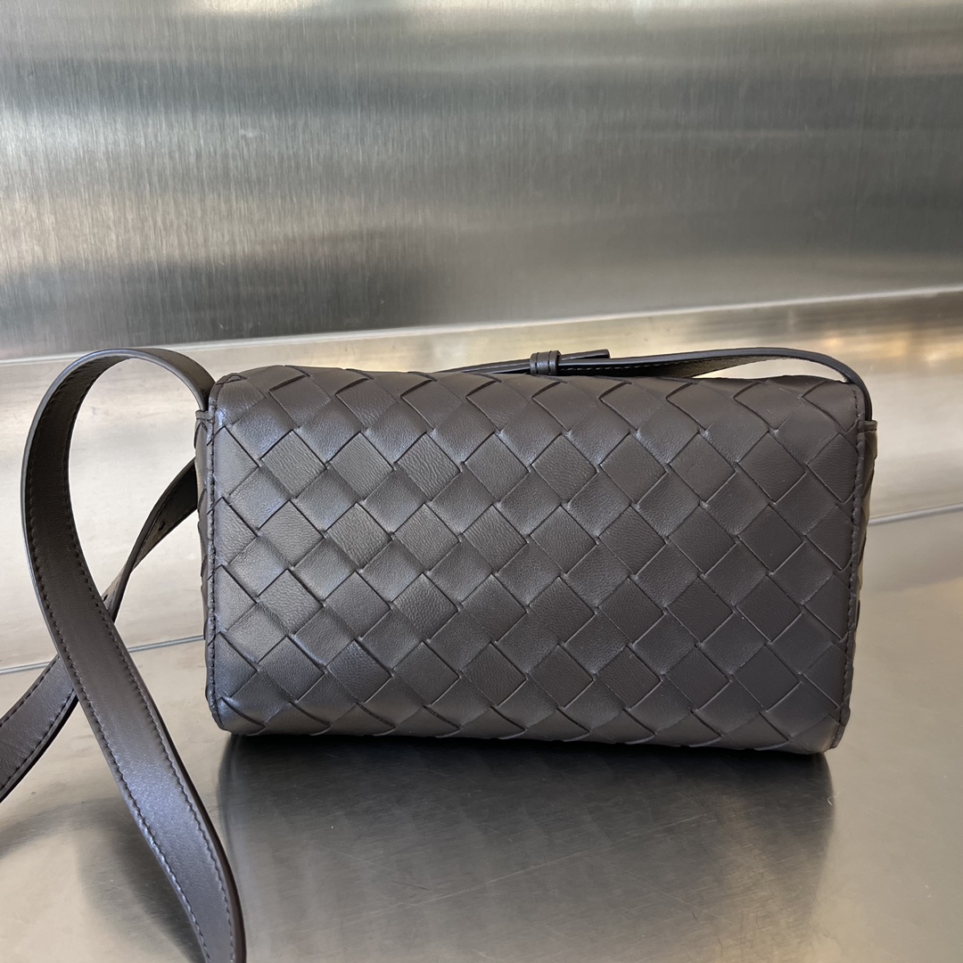 bo*te*ga Ve*ne*ta mini andiamo cross-body bag