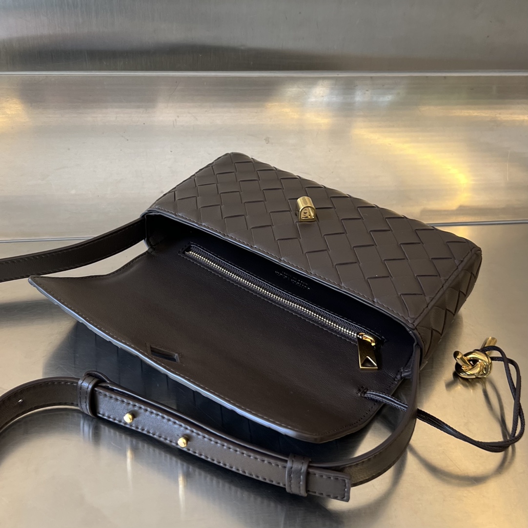 bo*te*ga Ve*ne*ta mini andiamo cross-body bag