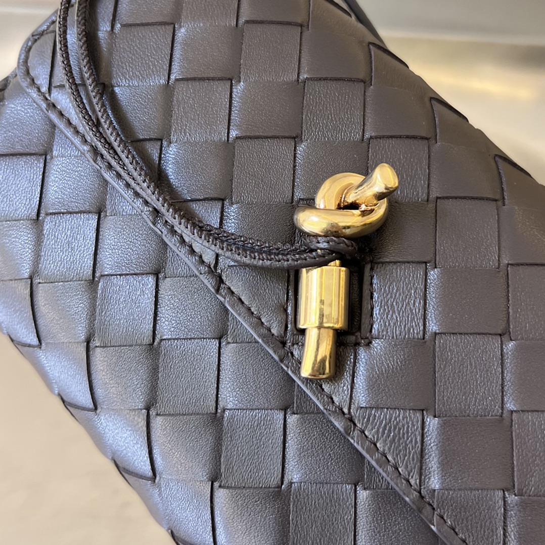 bo*te*ga Ve*ne*ta mini andiamo cross-body bag