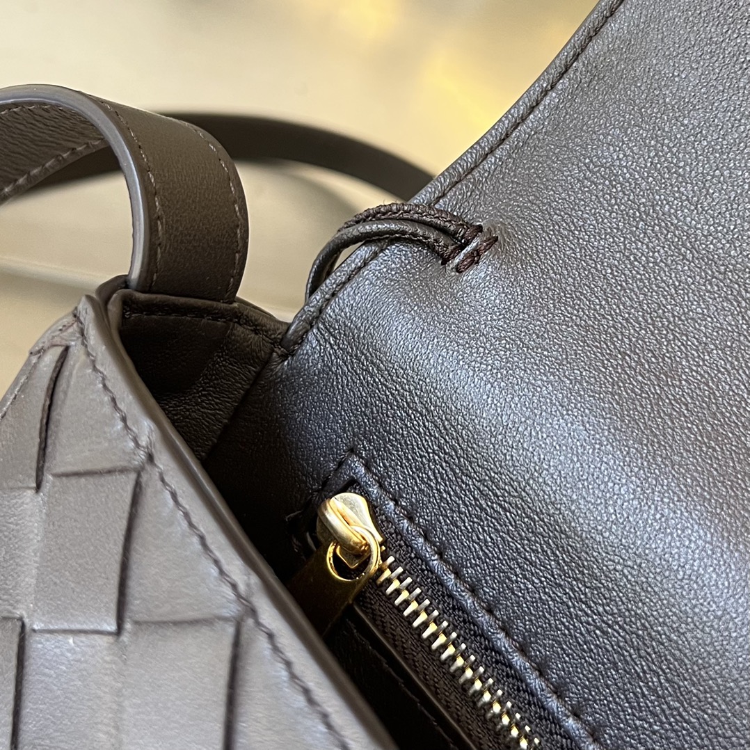 bo*te*ga Ve*ne*ta mini andiamo cross-body bag