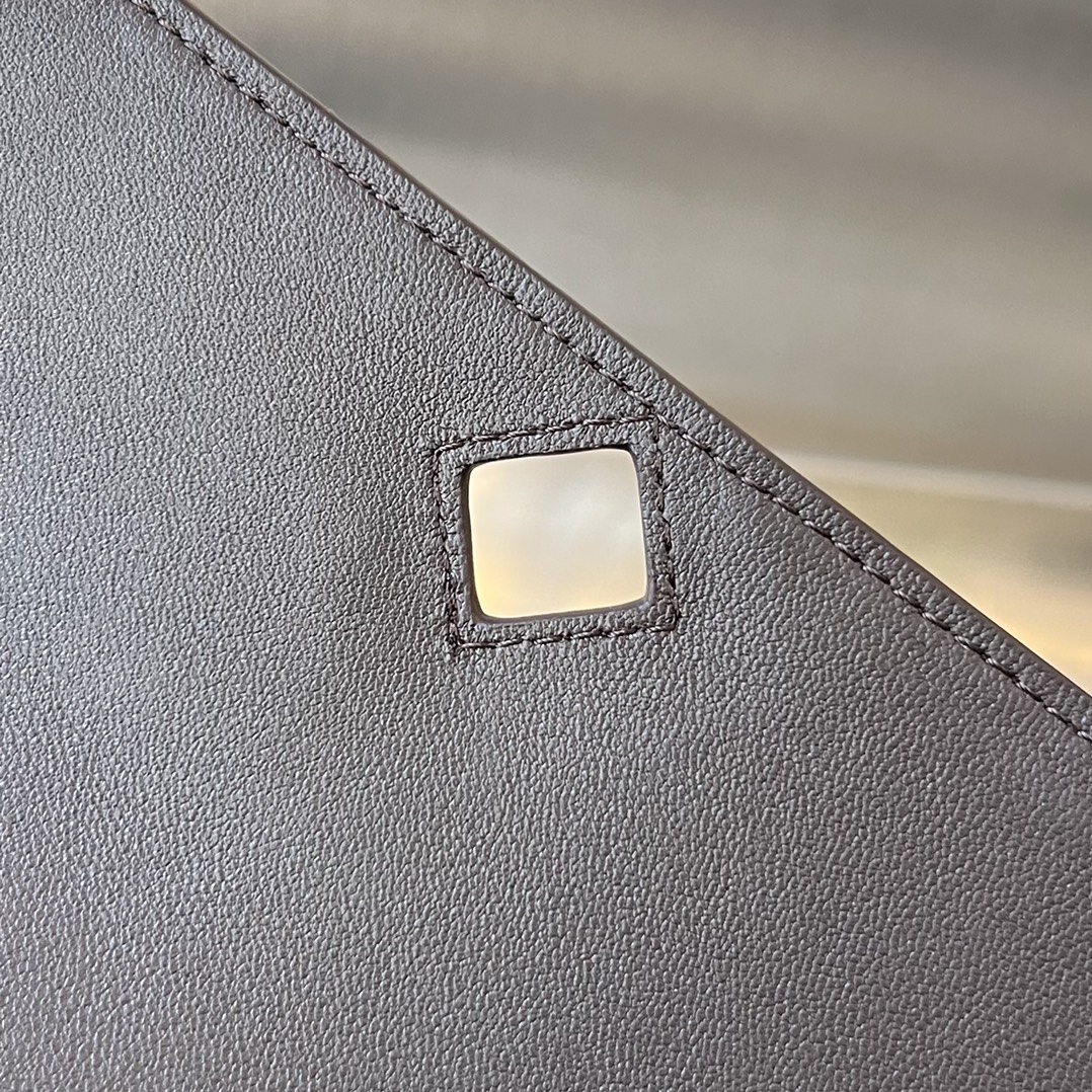 bo*te*ga Ve*ne*ta mini andiamo cross-body bag