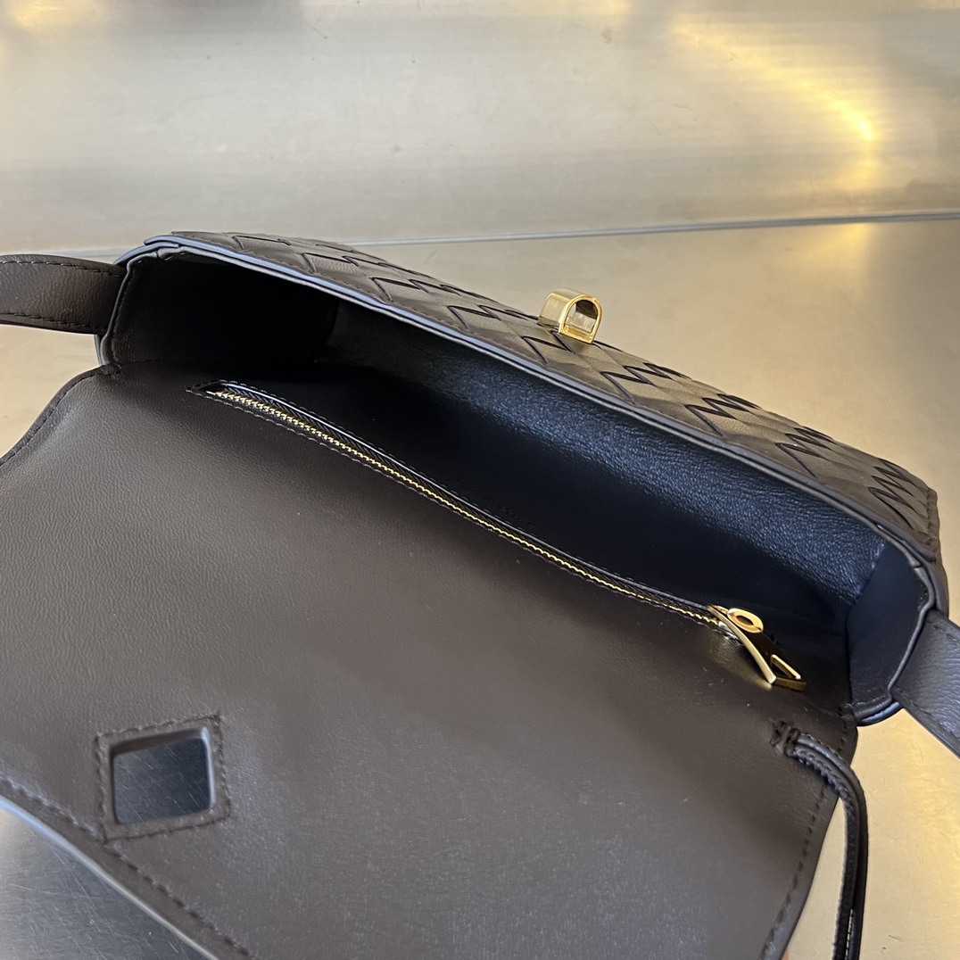 bo*te*ga Ve*ne*ta mini andiamo cross-body bag
