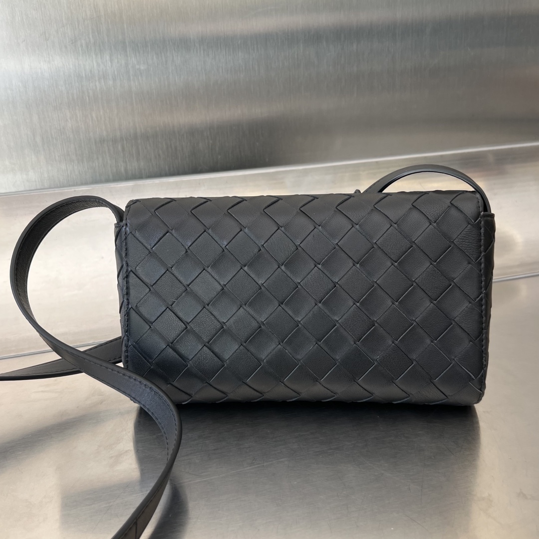 bo*te*ga Ve*ne*ta mini andiamo cross-body bag