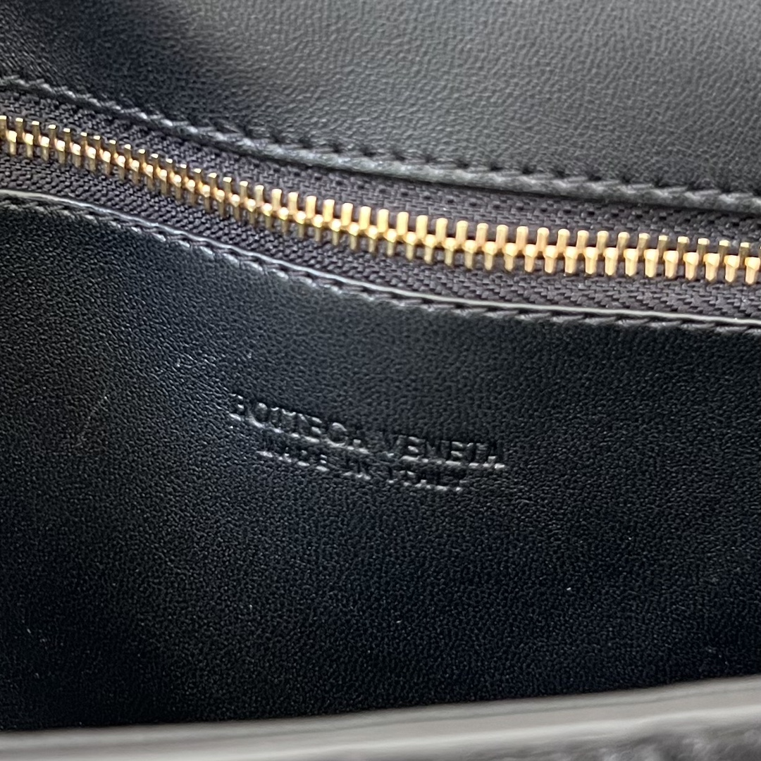 bo*te*ga Ve*ne*ta mini andiamo cross-body bag