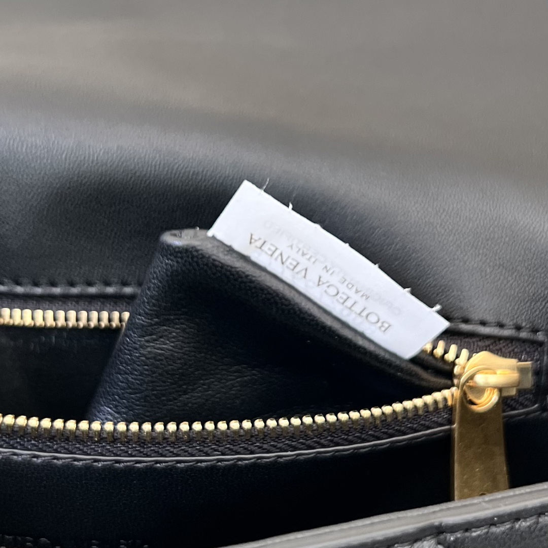 bo*te*ga Ve*ne*ta mini andiamo cross-body bag